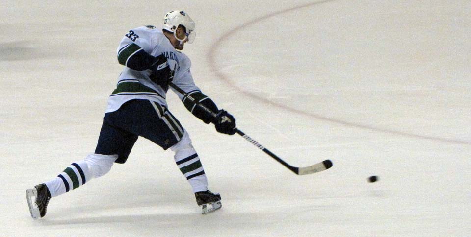 Henrik Sedin is going after the puck. (Photo: MPR529 / CC, Flickr) 